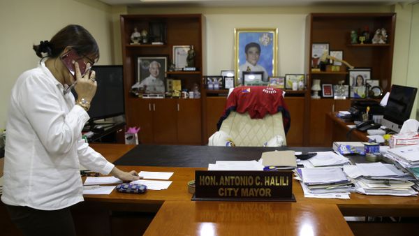 A staff member of Tanauan city Mayor Antonio Halili arranges items inside his office after he was killed earlier in Batangas province, south of Manila on Monday, July 2, 2018 - Sputnik International