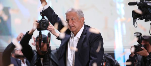 Presidential candidate Andres Manuel Lopez Obrador gestures as he addresses supporters in Mexico City, Mexico, July 1, 2018. Picture taken July 1, 2018 - Sputnik International
