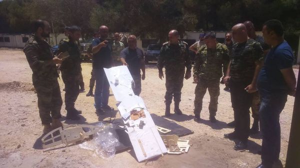 Syrian servicemen are seen near a downed drone - Sputnik International