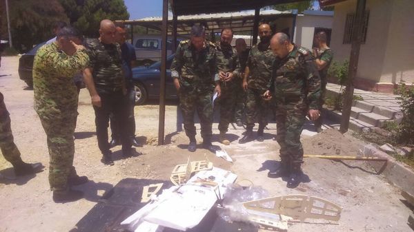 Syrian servicemen are seen near a downed drone - Sputnik International
