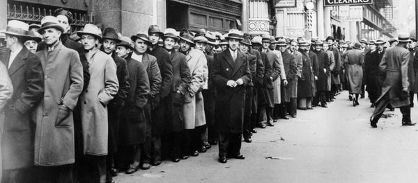 Unemployed people, numbering about 5,000, wait outside the State Labor Bureau which houses the State Temporary Employment Relief administration in New York City, are shown in this Nov. 24, 1933 file photo - Sputnik International