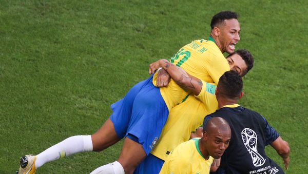 Brazil's Neymar, left, and Brazil's Roberto Firmino celebrate a goal during the World Cup Round of 16 soccer match between Brazil and Mexico at the Samara Arena, in Samara, Russia, July 2, 2018 - Sputnik International