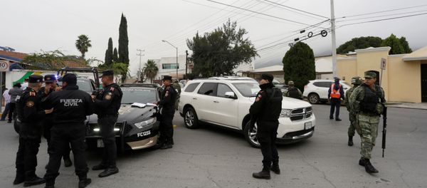 Police officers and soldiers gather near the Colegio Americano del Noreste after a student opened fire at the American school in Monterrey, Mexico - Sputnik International