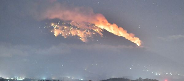 Mount Agung volcano erupts during the night, as seen from Bugbug village in Karangasem regency in Bali, Indonesia, July 2, 2018. Picture taken July 2, 2018 Mount Agung volcano erupts during the night, as seen from Bugbug village in Karangasem regency in Bali, Indonesia, July 2, 2018. Picture taken July 2, 2018 - Sputnik International
