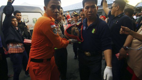 An Indonesian rescue team carry a victim of a capsized boat at Paotere port in Makassar, South Sulawesi , Indonesia, Wednesday, June 13, 2018 - Sputnik International