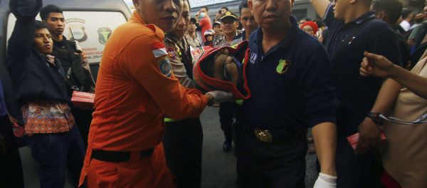 An Indonesian rescue team carry a victim of a capsized boat at Paotere port in Makassar, South Sulawesi , Indonesia, Wednesday, June 13, 2018 An Indonesian rescue team carry a victim of a capsized boat at Paotere port in Makassar, South Sulawesi , Indonesia, Wednesday, June 13, 2018 - Sputnik International