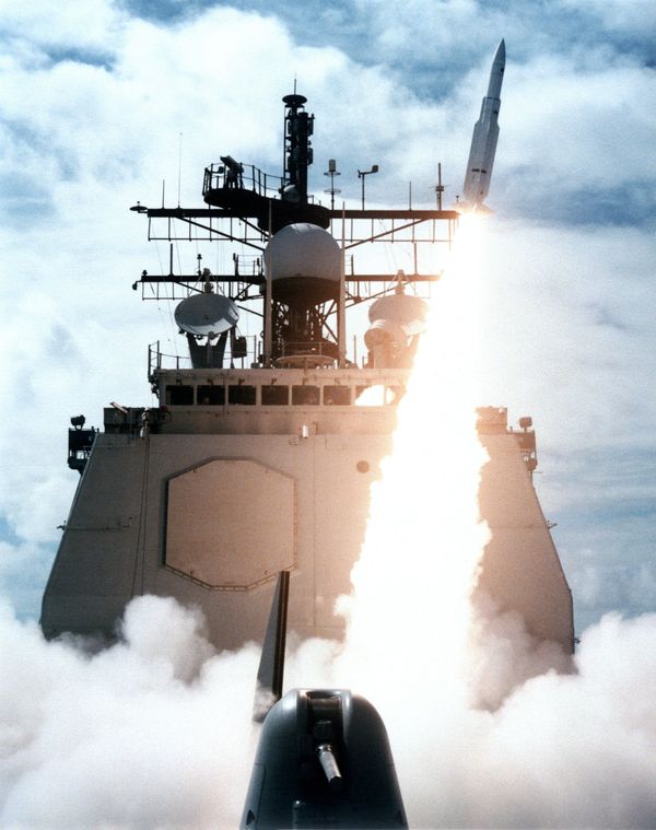 US Navy (USN) Ticonderoga Class Cruiser USS VINCENNES (CG 49) launching a Standard Missile-2 (SM-2) Medium Range (MR) from its deck. File photo US Navy (USN) Ticonderoga Class Cruiser USS VINCENNES (CG 49) launching a Standard Missile-2 (SM-2) Medium Range (MR) from its deck. File photo - Sputnik International