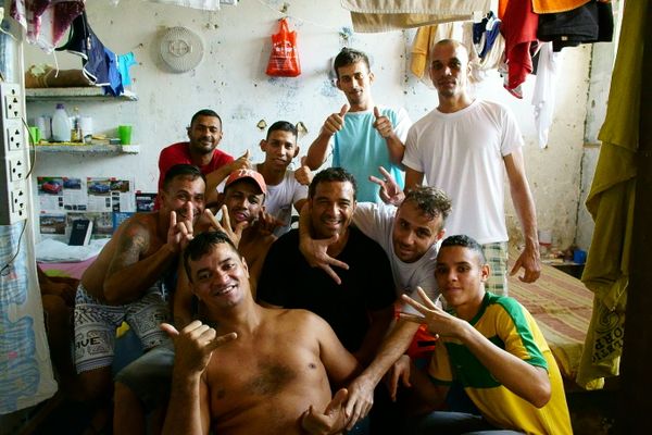Raphael Rowe (center) with his cellmates at Porto Velho prison in Brazil's Rondonia state - Sputnik International