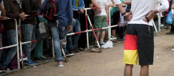 Newly arrived migrants wait in front of the State Office for Health and Social Affairs to apply for asylum in Berlin, Germany August 11, 2015 Newly arrived migrants wait in front of the State Office for Health and Social Affairs to apply for asylum in Berlin, Germany August 11, 2015 - Sputnik International