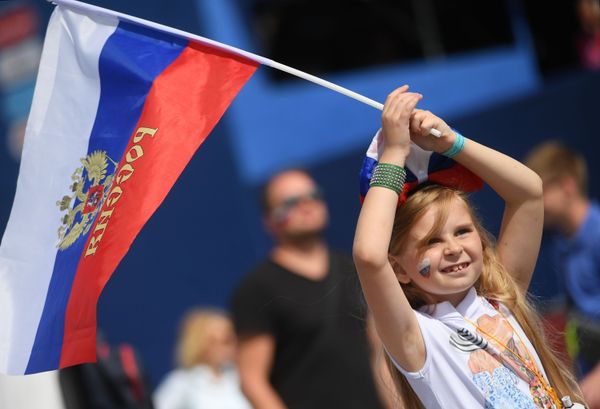 Little fan cheers for Russia at 2018 FIFA World Cup match with Uruguay - Sputnik International