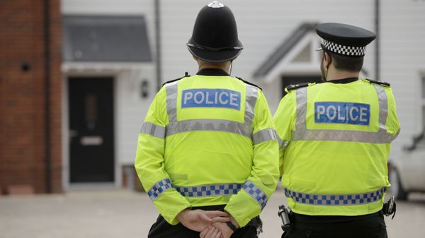 British police officers stand facing a residential property in Amesbury, England, Wednesday, July 4, 2018.  - Sputnik International