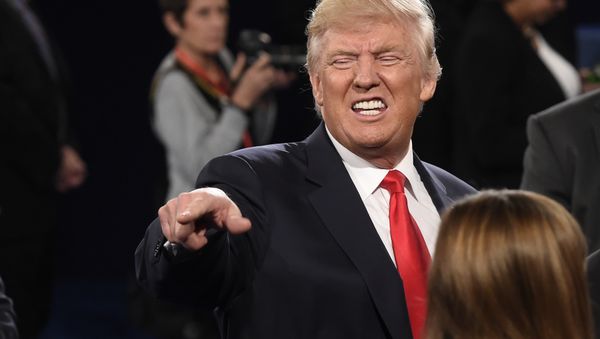 US President Donald Trump poses with members of the audience (File) - Sputnik International