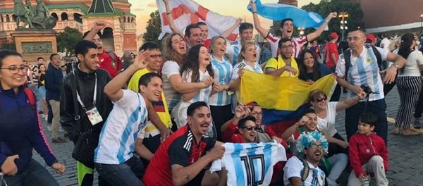 Football fans near the Saint Basil's Cathedral in the Red Square in Moscow - Sputnik International