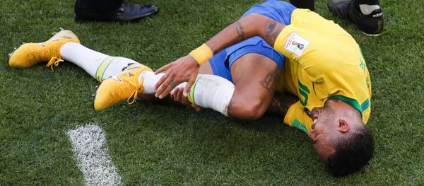 Brazil's Neymar lies on the ground suffering after a collision during the World Cup Round of 16 soccer match between Brazil and Mexico at the Samara Arena, in Samara, Russia, July 2, 2018 - Sputnik International