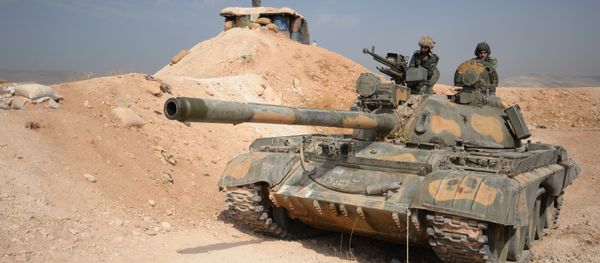 The crew of a T-72 tank of the 10th Division, 2nd Corps of the Syrian Arab Army are on combat alert off Katana, Damascus Province - Sputnik International