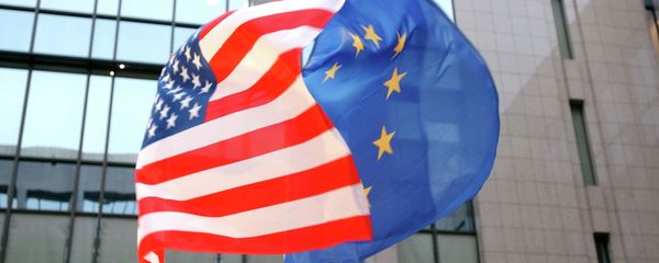 The US and EU flags, left and right, fly side by side at the European Council building in Brussels - Sputnik International