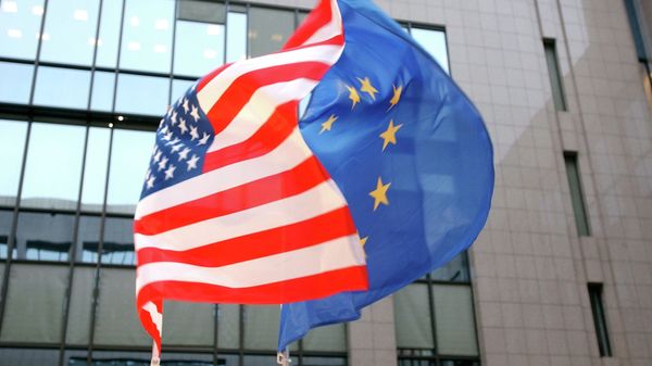 The US and EU flags, left and right, fly side by side at the European Council building in Brussels - Sputnik International