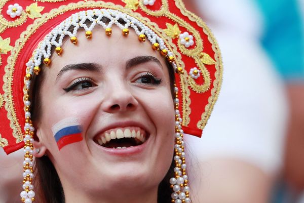 Russian Kokoshnik: FIFA Football Fans Love Wearing Traditional Headdress Russian Kokoshnik: FIFA Football Fans Love Wearing Traditional Headdress - Sputnik International
