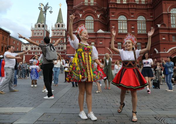 Russian Kokoshnik: FIFA Football Fans Love Wearing Traditional Headdress Russian Kokoshnik: FIFA Football Fans Love Wearing Traditional Headdress - Sputnik International