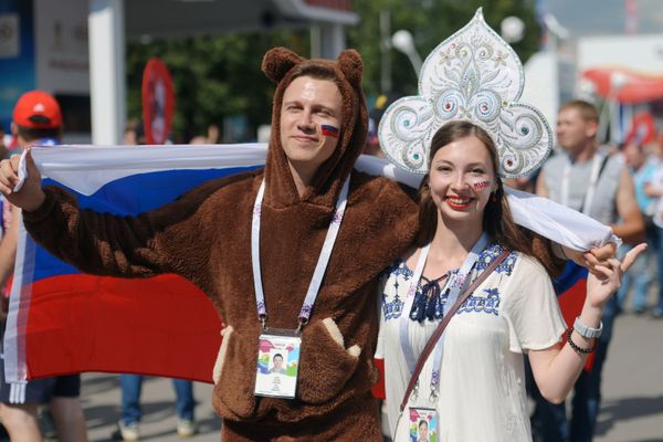 Russian Kokoshnik: FIFA Football Fans Love Wearing Traditional Headdress Russian Kokoshnik: FIFA Football Fans Love Wearing Traditional Headdress - Sputnik International