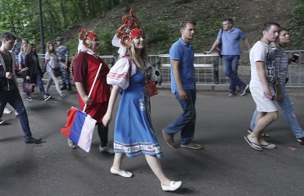 Russian Kokoshnik: FIFA Football Fans Love Wearing Traditional Headdress Russian Kokoshnik: FIFA Football Fans Love Wearing Traditional Headdress - Sputnik International