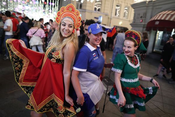 Russian Kokoshnik: FIFA Football Fans Love Wearing Traditional Headdress Russian Kokoshnik: FIFA Football Fans Love Wearing Traditional Headdress - Sputnik International