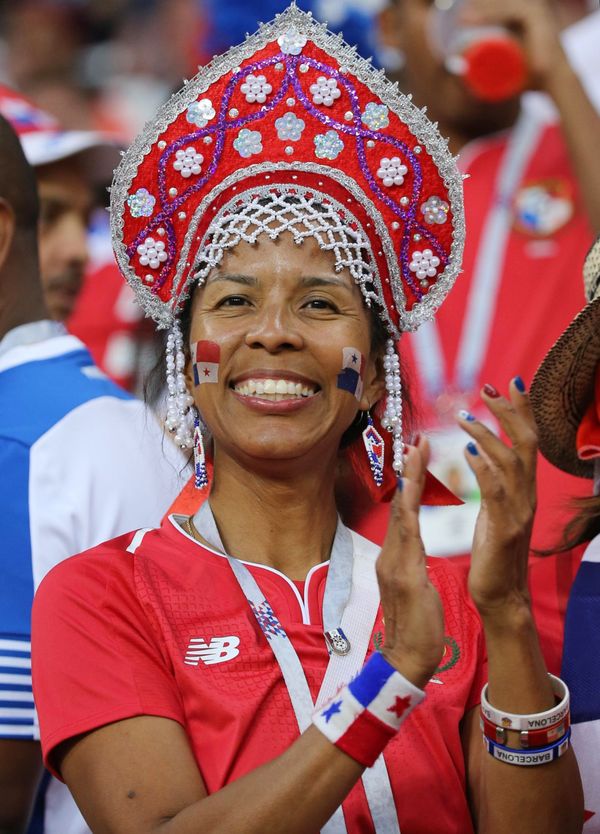 Russian Kokoshnik: FIFA Football Fans Love Wearing Traditional Headdress Russian Kokoshnik: FIFA Football Fans Love Wearing Traditional Headdress - Sputnik International