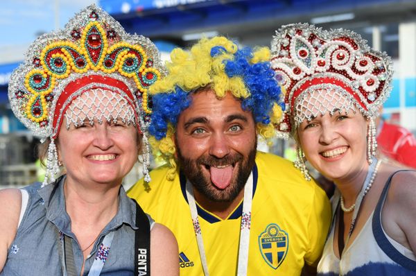 Russian Kokoshnik: FIFA Football Fans Love Wearing Traditional Headdress Russian Kokoshnik: FIFA Football Fans Love Wearing Traditional Headdress - Sputnik International