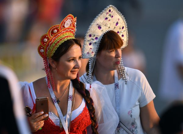 Russian Kokoshnik: FIFA Football Fans Love Wearing Traditional Headdress Russian Kokoshnik: FIFA Football Fans Love Wearing Traditional Headdress - Sputnik International