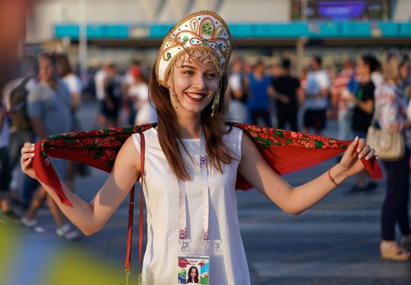 Russian Kokoshnik: FIFA Football Fans Love Wearing Traditional Headdress Russian Kokoshnik: FIFA Football Fans Love Wearing Traditional Headdress - Sputnik International