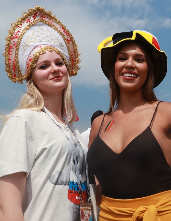 Russian Kokoshnik: FIFA Football Fans Love Wearing Traditional Headdress Russian Kokoshnik: FIFA Football Fans Love Wearing Traditional Headdress - Sputnik International