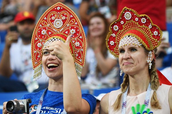 Russian Kokoshnik: FIFA Football Fans Love Wearing Traditional Headdress Russian Kokoshnik: FIFA Football Fans Love Wearing Traditional Headdress - Sputnik International