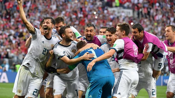 Russia's players celebrate team's victory at the World Cup Round of 16 soccer match between Spain and Russia at the Luzhniki stadium in Moscow, Russia, July 1, 2018. - Sputnik International