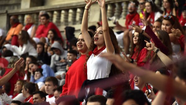 People react as revellers running in front of Victoriano del Rio's fighting bulls are entering at the bullring at the end of the running of the bulls at the San Fermin Festival, in Pamplona, northern Spain, Wednesday, July 12, 2017. - Sputnik International