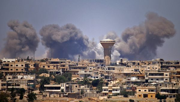 Smoke rises above rebel-held areas of the city of Daraa during reported airstrikes by Syrian forces on July 5, 2018. - Sputnik International