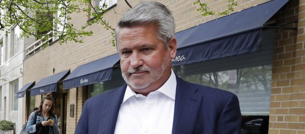 FILE - In this April 24, 2017, file photo, then-Fox News co-president Bill Shine, right, leaves a New York restaurant. - Sputnik International