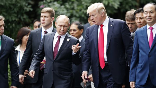 U.S. President Donald Trump, center right, and Russia's President Vladimir Putin, center left, talk during the family photo session at the APEC Summit in Danang, Saturday, Nov. 11, 2017 - Sputnik International