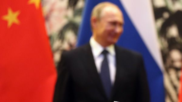 The Russian and Chinese national flags are seen on the table as Russia's President Vladimir Putin (back L) and his China's President Xi Jinping (back R) stand during a signing ceremony at the Diaoyutai State Guesthouse in Beijing on November 9, 2014. - Sputnik International