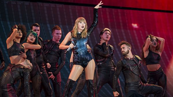 Taylor Swift performing during Taylor Swift's reputation Stadium Tour at Papa John's Cardinal in Louisville. - Sputnik International