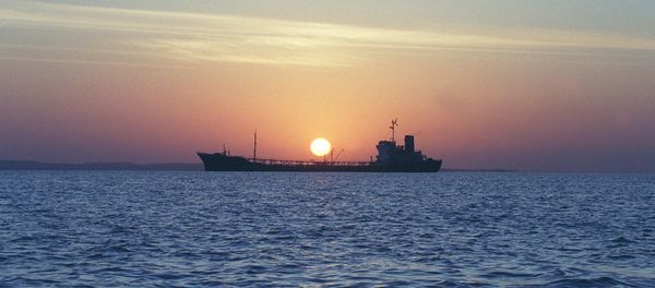 An Iranian water storage tanker sails off the coast of Qeshm Island in the Strait of Hormuz, one of the world's most important waterways (File) - Sputnik International