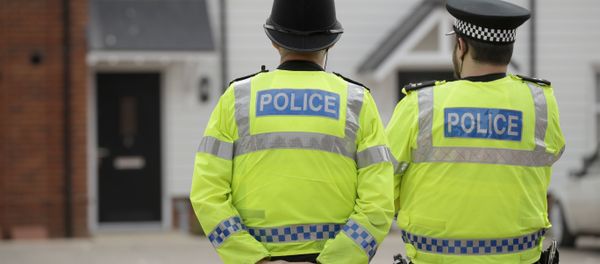 British police officers stand facing a residential property in Amesbury, England, Wednesday, July 4, 2018. - Sputnik International