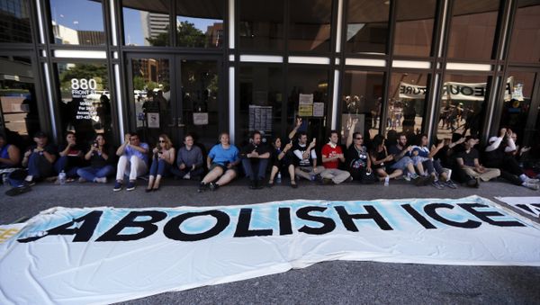 Protesters block the entrance to a downtown federal building housing Immigration and Customs Enforcement (ICE) offices Monday, July 2, 2018, in San Diego. - Sputnik International