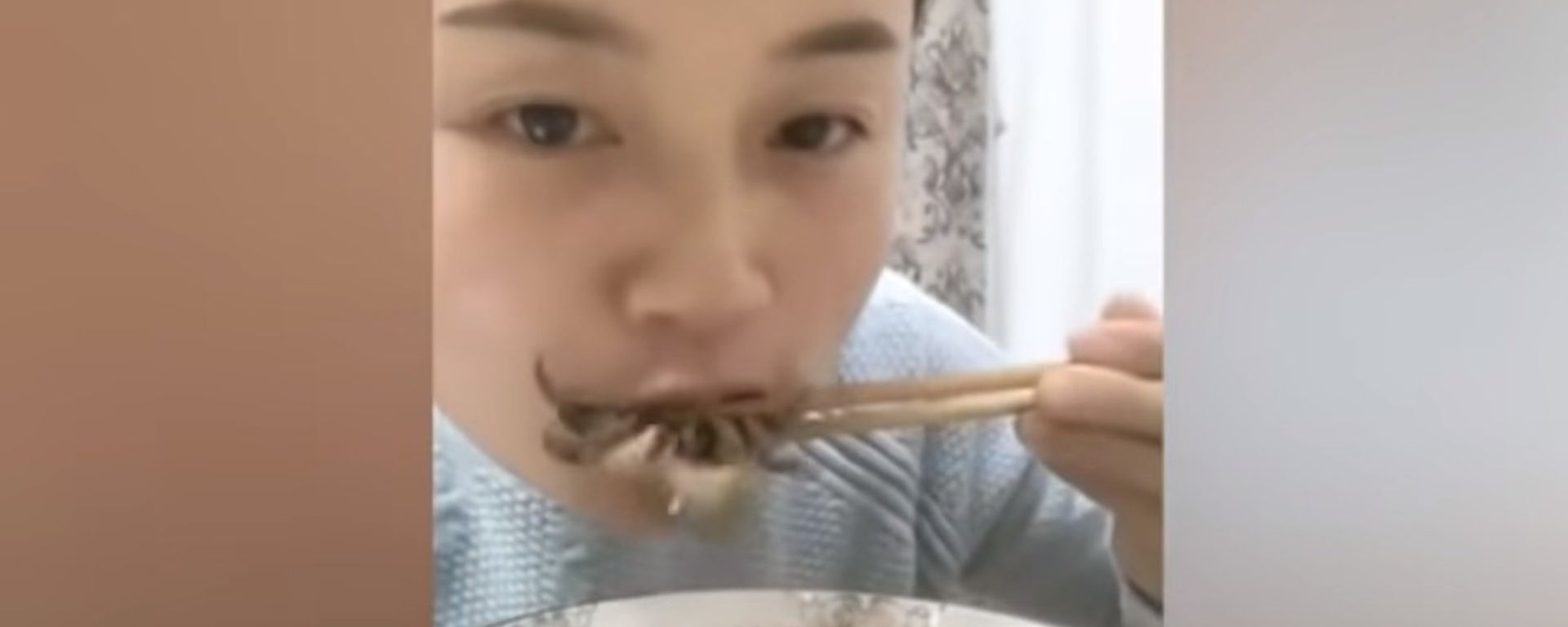 Moment crab pinches woman on the lip right before being eaten by her - Sputnik International, 1920, 07.07.2018