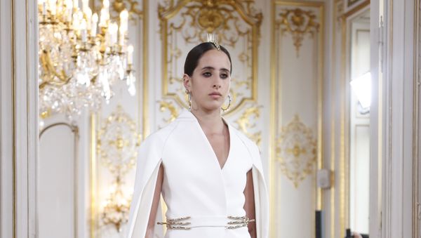 A model presents a creation by Antonio Grimaldi during the 2018-2019 Fall/Winter Haute Couture collection fashion show in Paris, on July 2, 2018 - Sputnik International