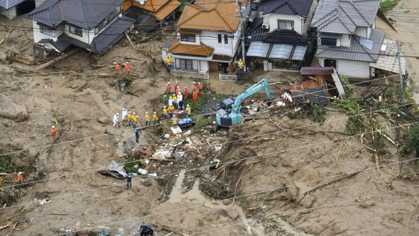 Rescue workers are seen next to houses damaged by a landslide following heavy rain in Hiroshima, western Japan, in this photo taken by Kyodo July 7, 2018 Rescue workers are seen next to houses damaged by a landslide following heavy rain in Hiroshima, western Japan, in this photo taken by Kyodo July 7, 2018 - Sputnik International
