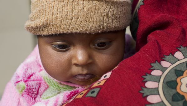 A mother waits with her infant to be seen by a doctor at a children ward of Poly Clinic in Islamabad, Pakistan - Sputnik International