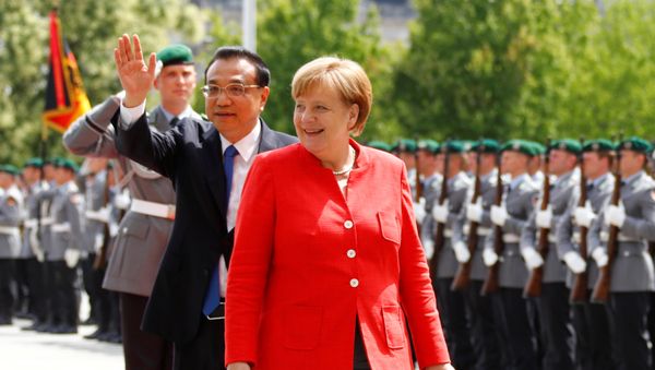 German Chancellor Angela Merkel and Chinese Prime Minister Li Keqiang review the guard of honour at the chancellery in Berlin, Germany, July 9, 2018 - Sputnik International
