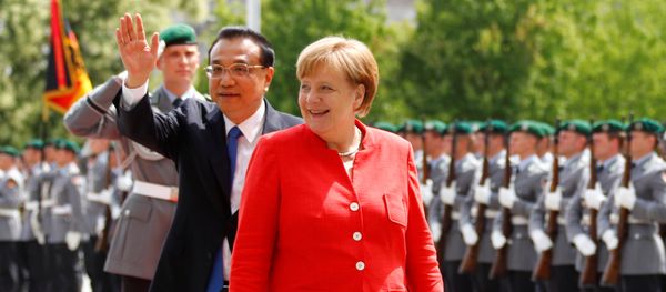 German Chancellor Angela Merkel and Chinese Prime Minister Li Keqiang review the guard of honour at the chancellery in Berlin, Germany, July 9, 2018 - Sputnik International