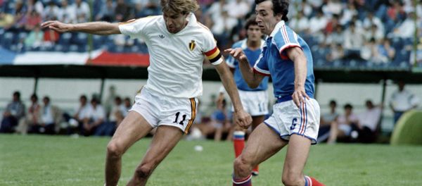 Belgium's Jan Ceulemans holds off France's Maxime Bossis in the third-place play-off at the 1986 World Cup finals - Sputnik International