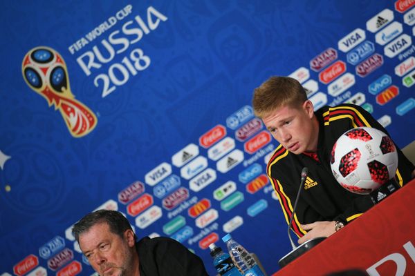 From left to right: press secretary of Belgium national team Stefan Van Luk and Kevin De Bruyne (Belgium) at a press conference on the eve of the semi-final match against the French national team. - Sputnik International